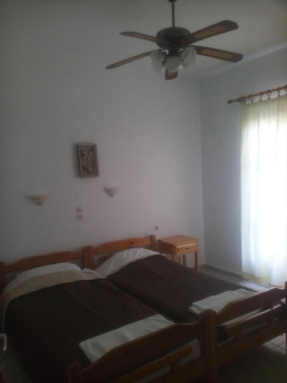 Łóżko lub łóżka w pokoju w obiekcie Karagiozos Studios & Apartments