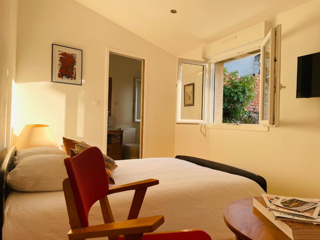 Ένα ή περισσότερα κρεβάτια σε δωμάτιο στο Chambre cosy dans le Centre de Blaye - clim & WiFi