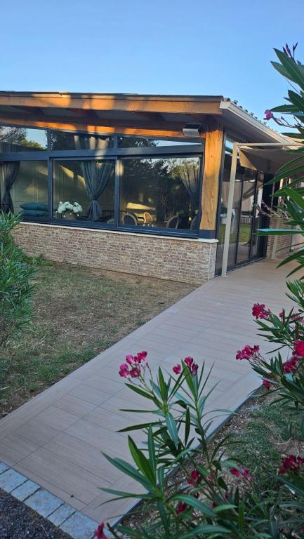 une maison avec une passerelle devant un bâtiment dans l'établissement L atelier classé 3 etoiles, à Sablons