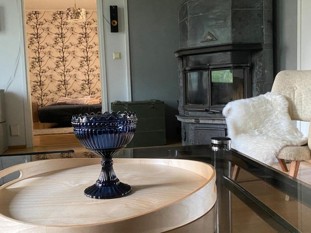 eine blaue Vase auf einem Tisch im Wohnzimmer in der Unterkunft Ullavan pieni helmi in Kokkola