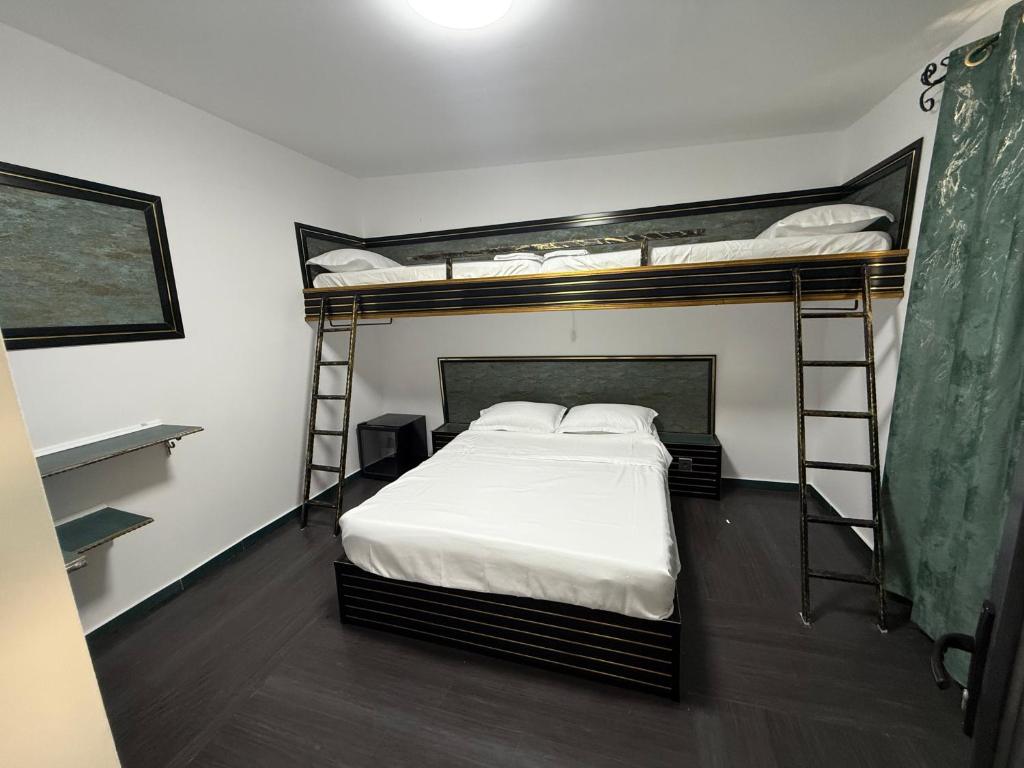 1 Schlafzimmer mit 2 Etagenbetten mit weißer Bettwäsche in der Unterkunft Sax Camping Costinesti in Costinești