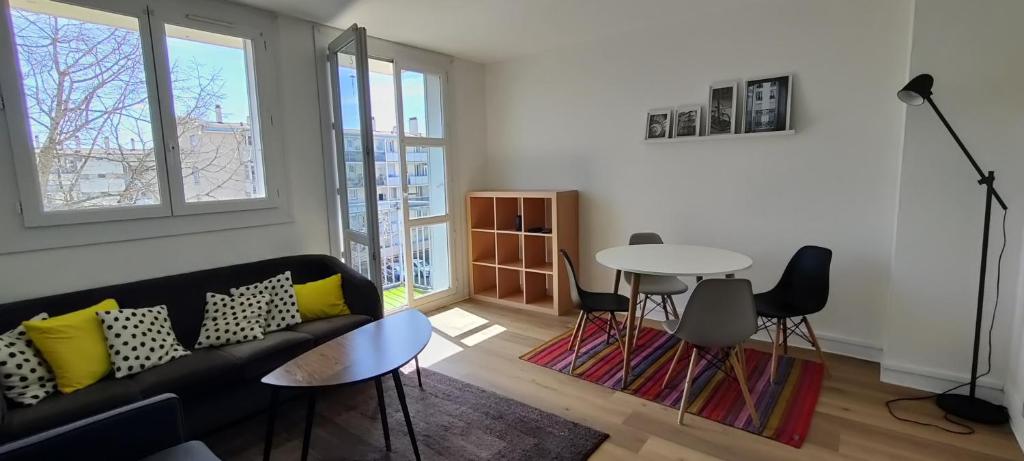 un salon avec un canapé et une table dans l'établissement Chez Fred and Nico, à Colomiers