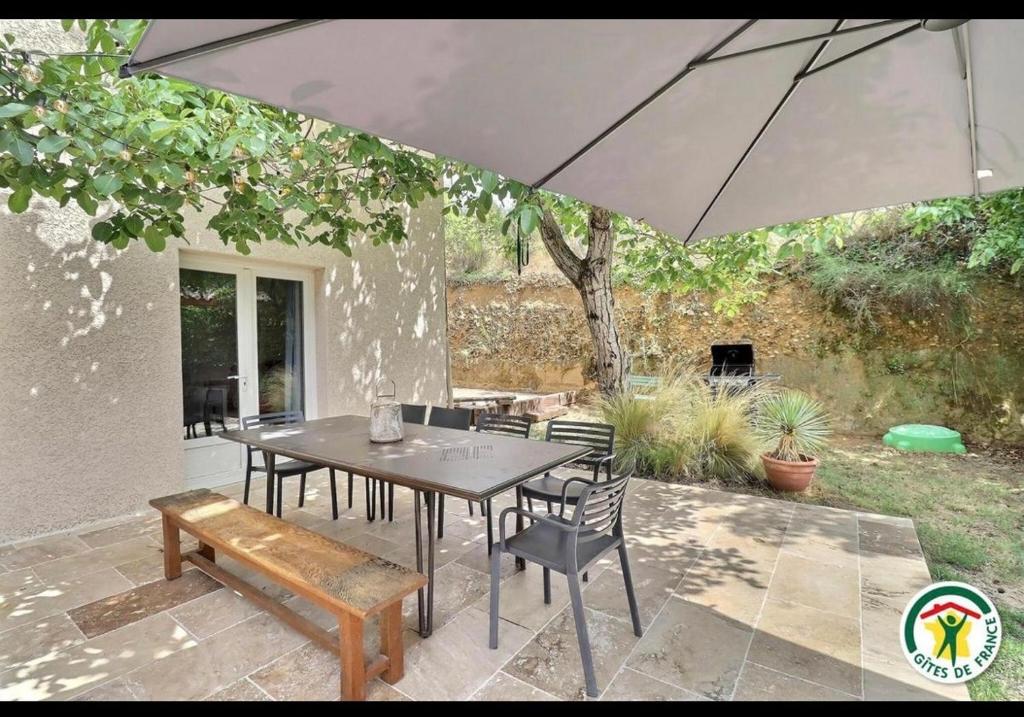 Κήπος έξω από το Domaine des Roches qui Dansent