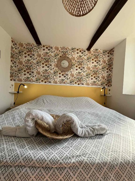 une chambre avec un lit sur lequel est posé un grand coquillage dans l'établissement Studio Bienvenue du côté de chez nous avec jardin privatif, à Wignehies