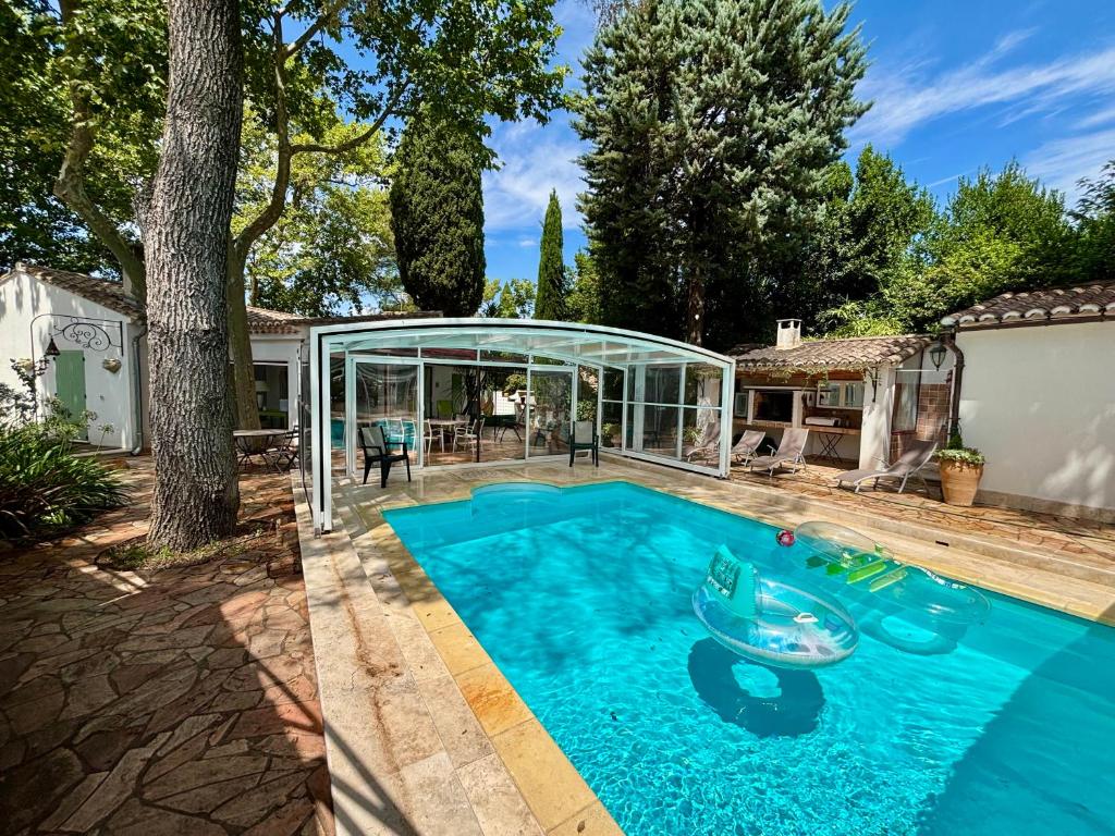 une image d'une piscine dans une maison dans l'établissement Villa de charme très grand confort à pied du centre historique d'Uzés, à Uzès