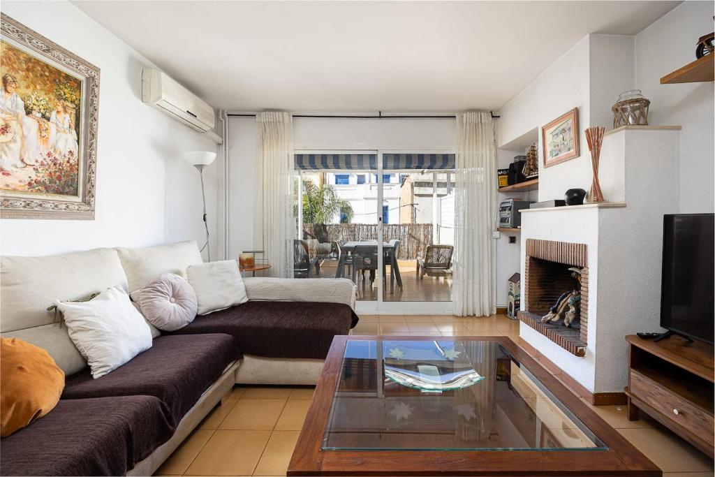 Una sala de estar con un sofá y una chimenea. en House 5 Mins From Montgat Beach, en Montgat