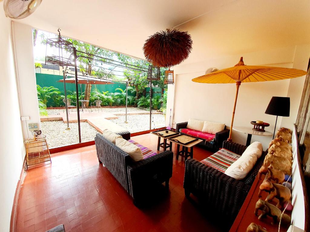 a living room with couches and an umbrella at Villa 3 beds Sukhumvit Asok in Bangkok