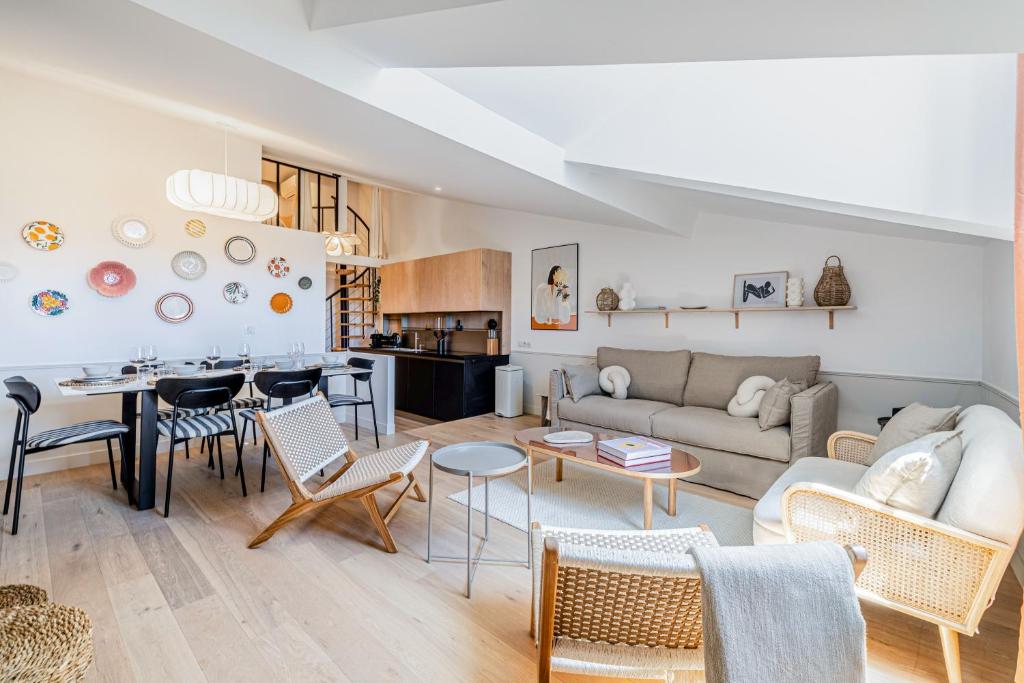 Χώρος καθιστικού στο Exceptional location, 2BR right on Place Massena, Newly Renovated