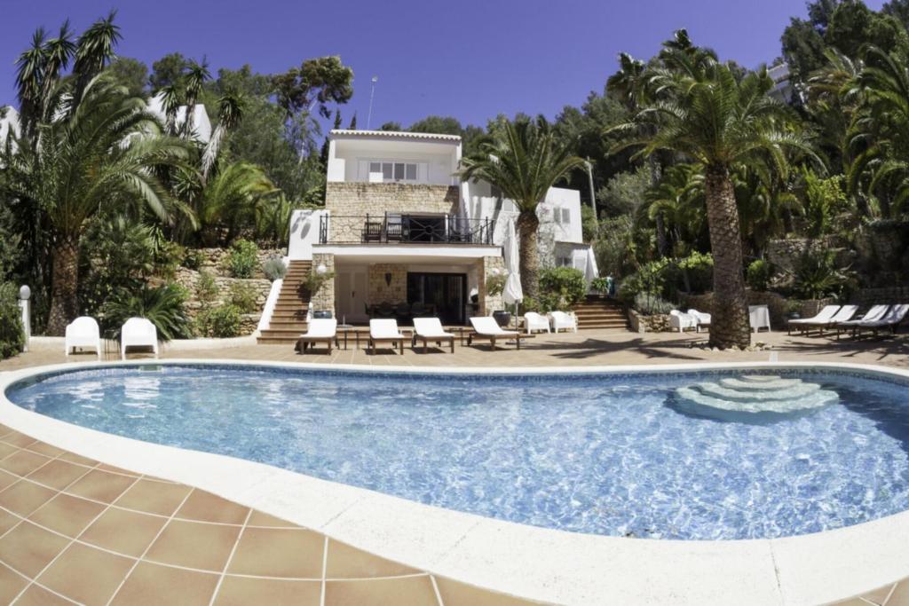 ein Swimmingpool vor einer Villa in der Unterkunft Dreamy 4 Bedroom Villa in Valverde City 1014 in Cala Llonga