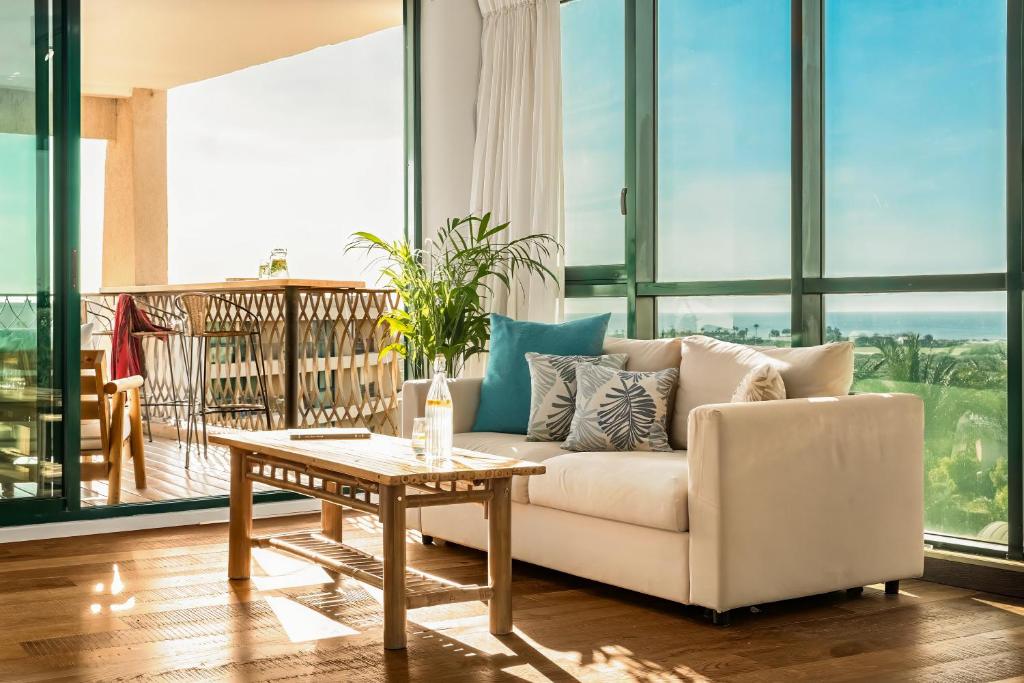 a living room with a couch and a table at פנטהאוז מול הים - פנטהאוז יוקרתי בנאות גולף קיסריה in Caesarea