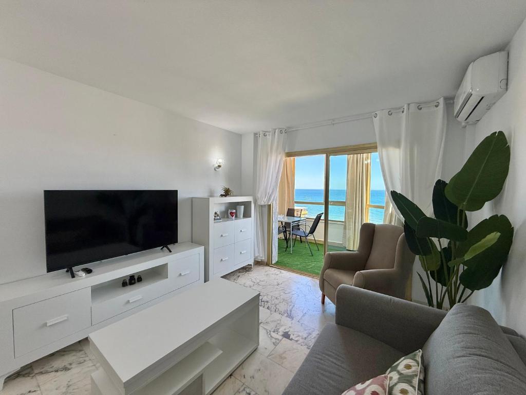Poseidon Sea Views & Pool Apartment