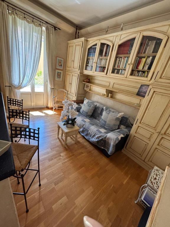a living room with a bed and a table at 2 pièces au centre de Monaco in Monte Carlo