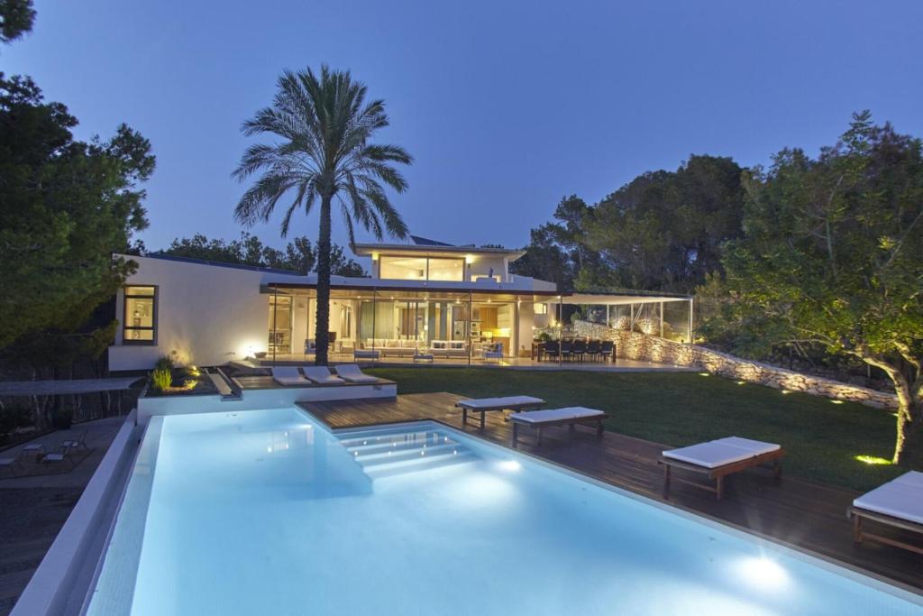 eine Villa mit Swimmingpool und ein Haus in der Unterkunft Modern 5 Bedroom Villa in Ibiza Haven, 1239 in Sant Antoni de Portmany