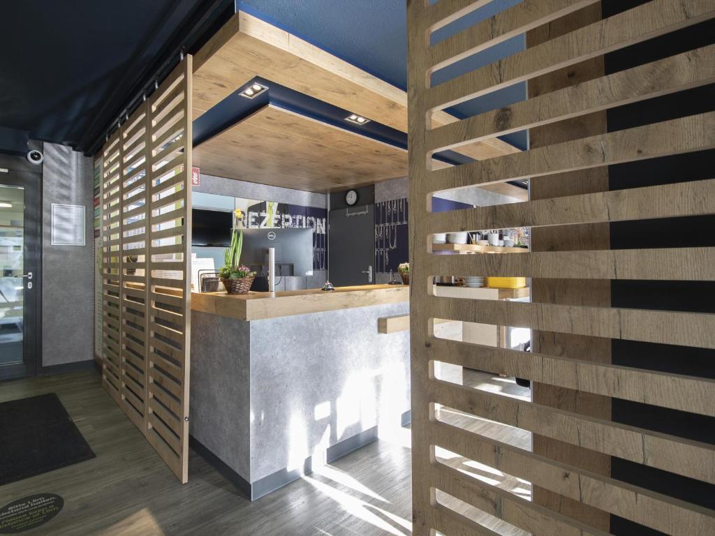 Η κουζίνα ή μικρή κουζίνα στο B&B HOTEL Düren