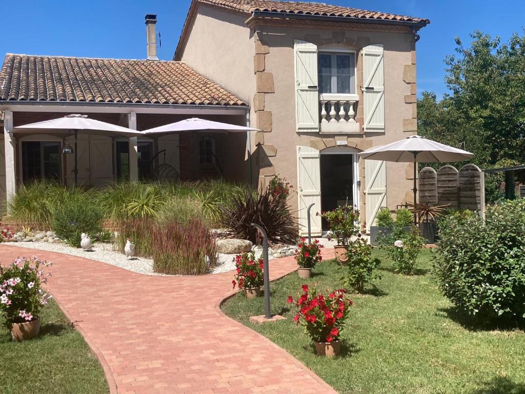 een huis met een bakstenen pad in de voortuin bij Les Milahinas in Lescure-dʼAlbigeois