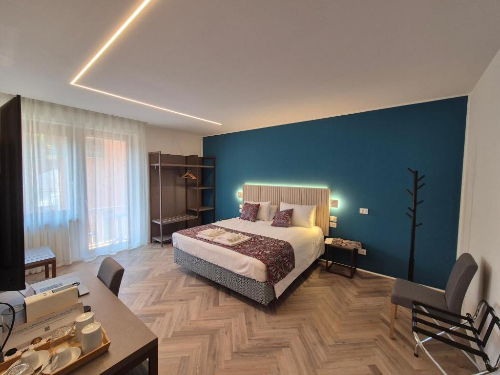 a bedroom with a bed and a blue wall at 3 Amici all'Arena in Verona
