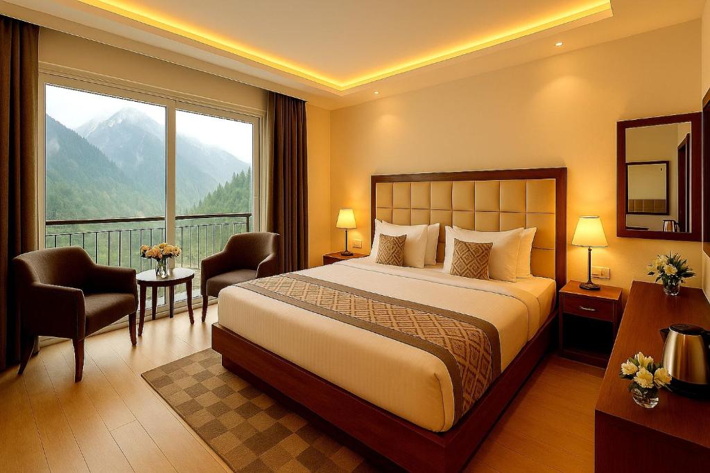 麦罗肯机Maclo Classic Luxury Resort - #Lavish & Luxury Rooms #Big Parking #Lift #All Balcony Rooms #Prime Location #Top Selling #Property in Mcleodganj的一间带床和大窗户的酒店房间