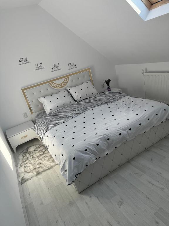 een witte slaapkamer met een bed in een kamer bij Dream House Porumbacu in Porumbacu de Jos