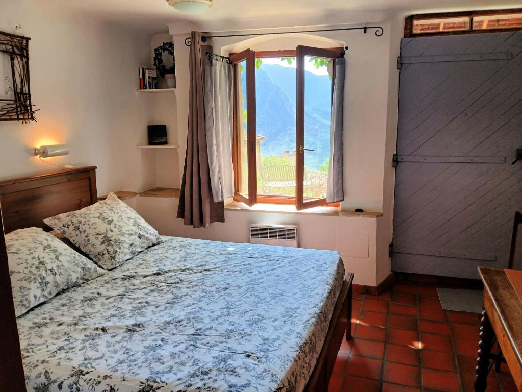 Ένα ή περισσότερα κρεβάτια σε δωμάτιο στο Chambres d'Hotes - Queen bed, Gorges du Verdon
