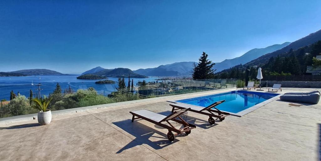 ニドリにあるVilla Ninemiaの湖と山の景色を望むスイミングプール