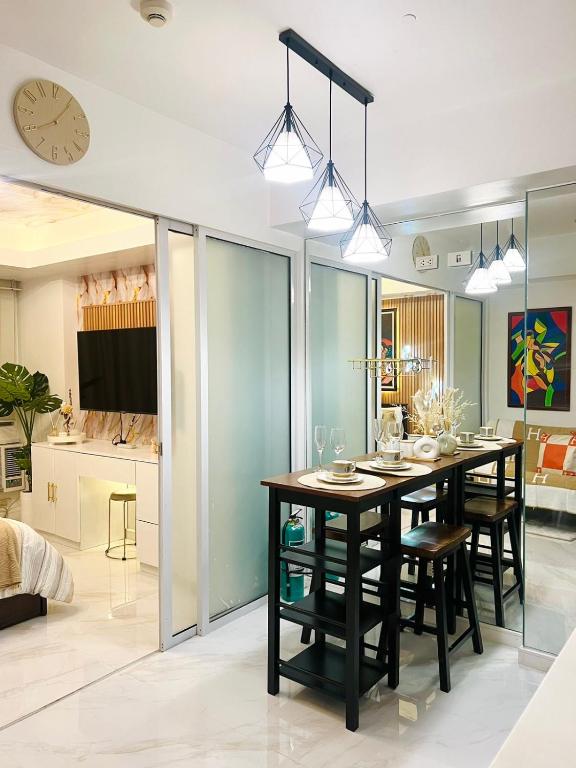 a kitchen and dining room with a table and chairs at Homesweethome Beach Resort in Manila
