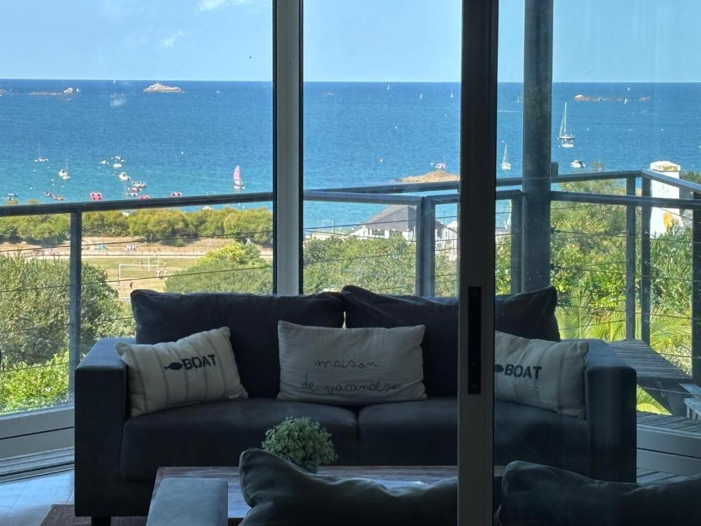 卡朗泰克Maison de Vacances - Vue mer avec Piscine的带沙发的客厅，可欣赏海景