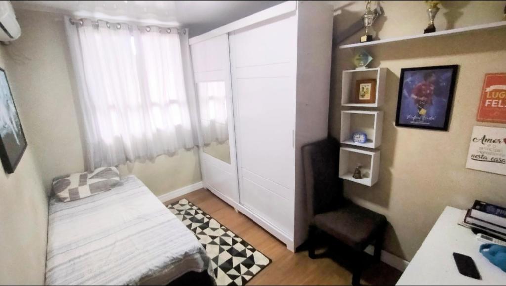 a small bedroom with a bed and a window at Belém Cop 30 in Belém