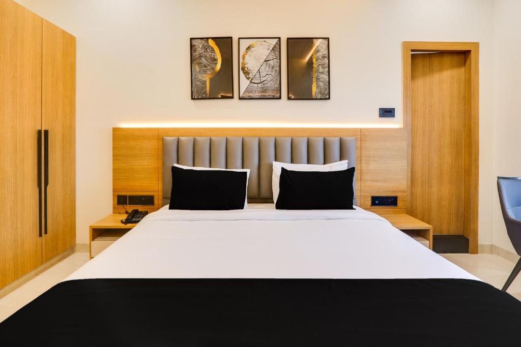 una camera da letto con un letto grande in una stanza di Townhouse OAK INDIGO BUSINESS HOTELS a Hyderabad