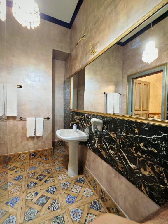 Noblesse Palace Old Town by NF - Resim 7