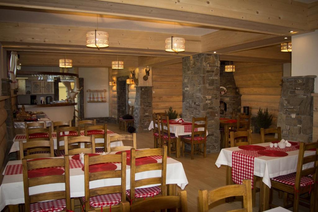 Reštaurácia alebo iné gastronomické zariadenie v ubytovaní Willa Bukowina