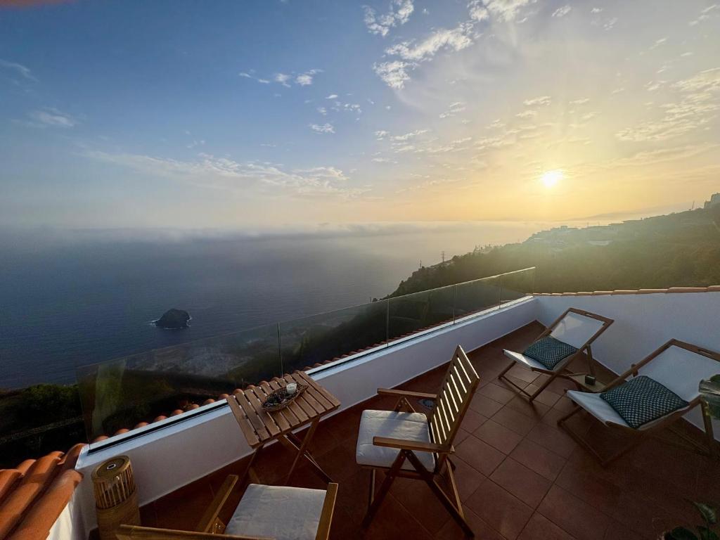 ガラチコにあるLa Casita de Carolの海の景色を望むバルコニー(椅子付)