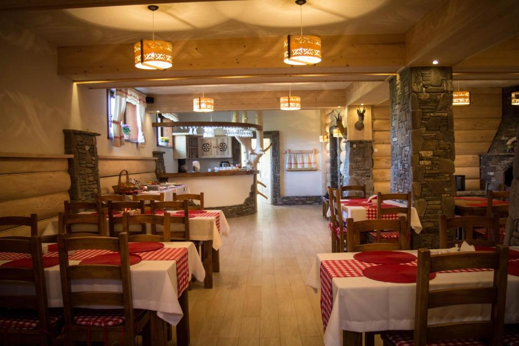 Reštaurácia alebo iné gastronomické zariadenie v ubytovaní Willa Bukowina