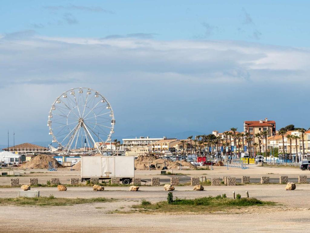 une grande roue et des animaux sur un parking dans l'établissement Appartement familial 2 pièces cabine, à 60m de la plage, avec box et Wi-Fi - Saint Pierre la Mer - FR-1-229D-140, à Fleury