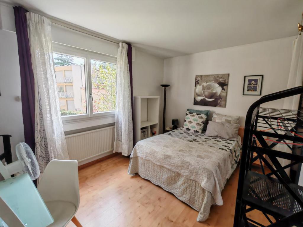 a bedroom with a bed and a window at Belle chambre dans appartement en colocation proche centre-ville de Montpellier in Montpellier