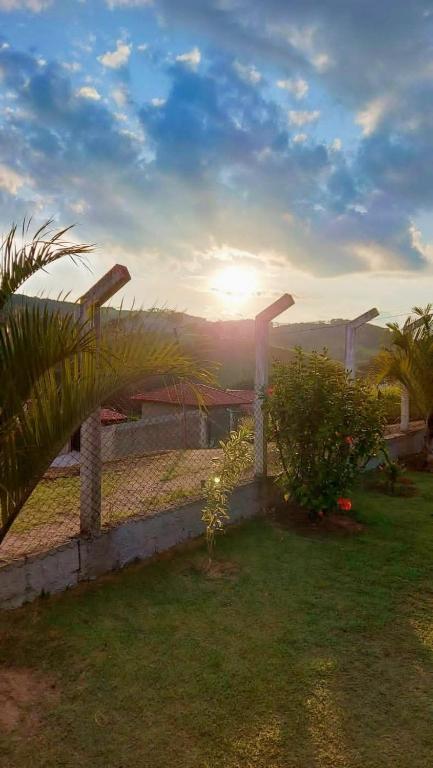 a view of a house with the sunset in the background at CHÁCARA KAUANNY SOCORRO SP in Socorro
