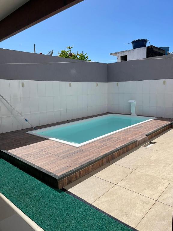 a swimming pool on the roof of a building at Casa em Prado Bahia in Prado