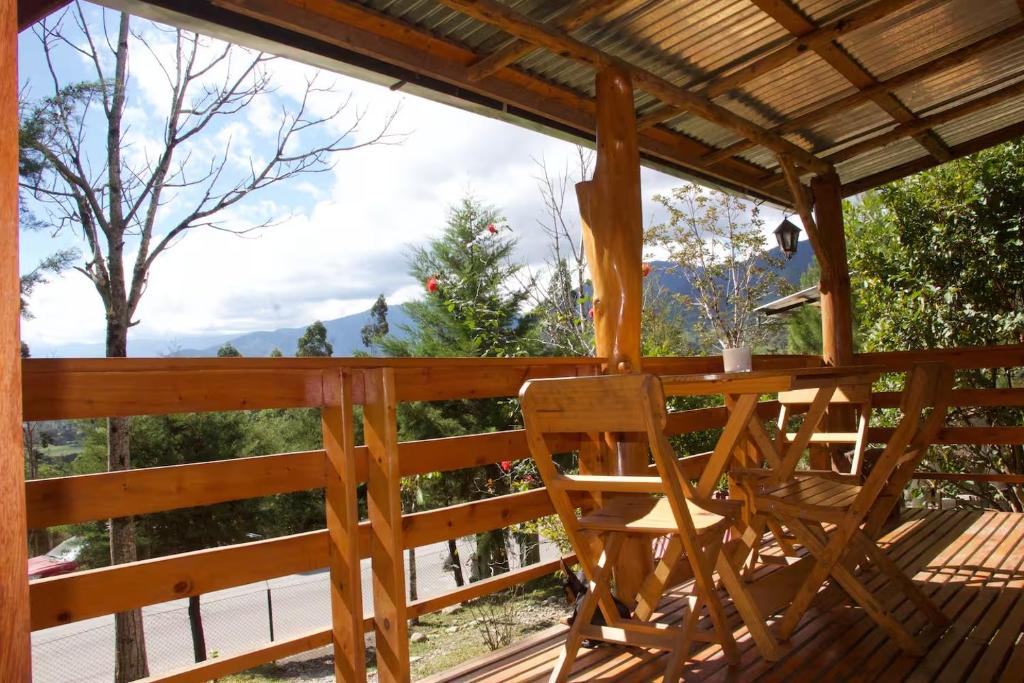 Nespecifikovaný výhled na hory nebo výhled na hory při pohledu z chaty