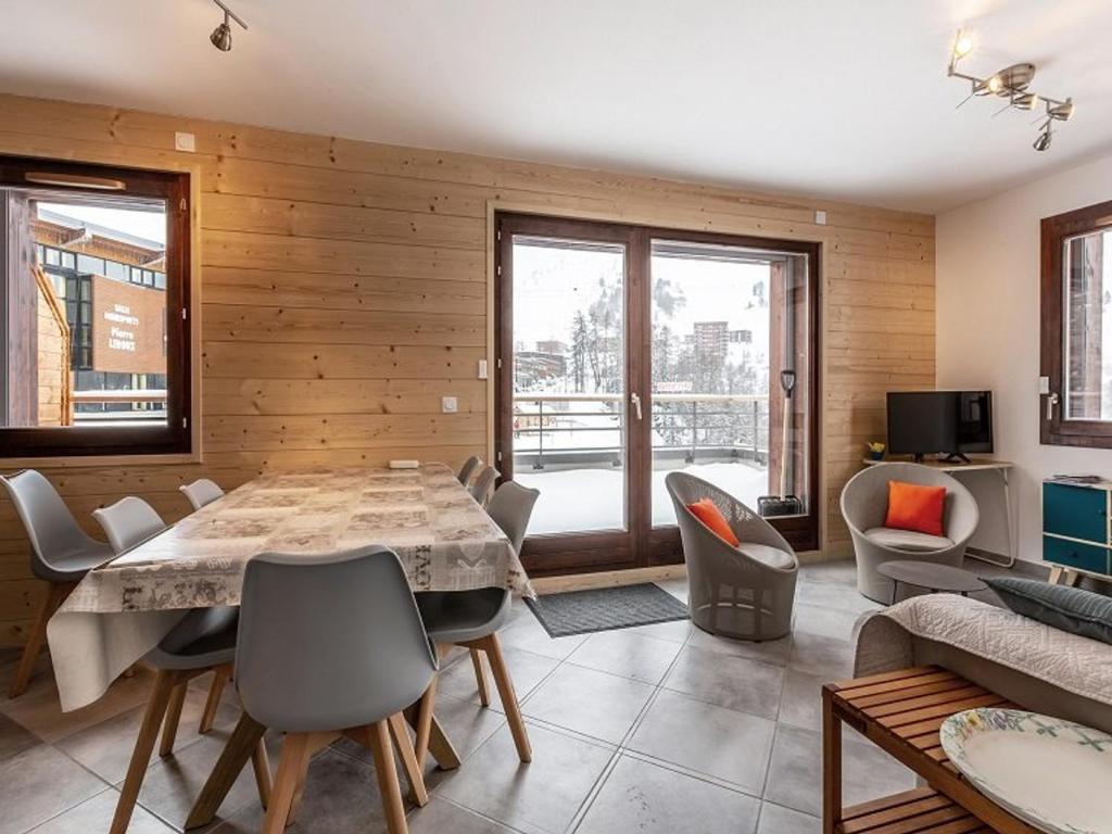 une salle à manger avec une table et des chaises dans l'établissement Charmant appartement au cœur de La Plagne avec cuisine équipée et accès rapide aux pistes - FR-1-351-94, à La Plagne