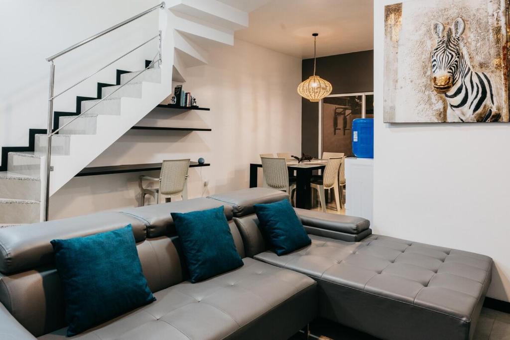 Posezení v ubytování Great Blue Heron Modern Apartment