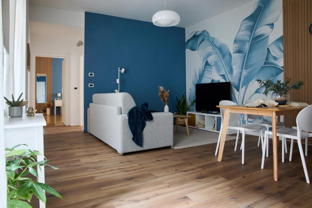 a living room with blue walls and a table and a couch at BettinBlue - Rovereto in Rovereto