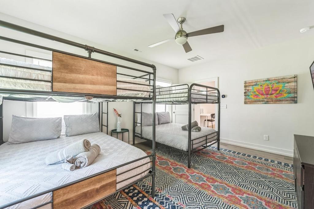 Postel nebo postele na pokoji v ubytování Queen City 4BR 3BA Retreat