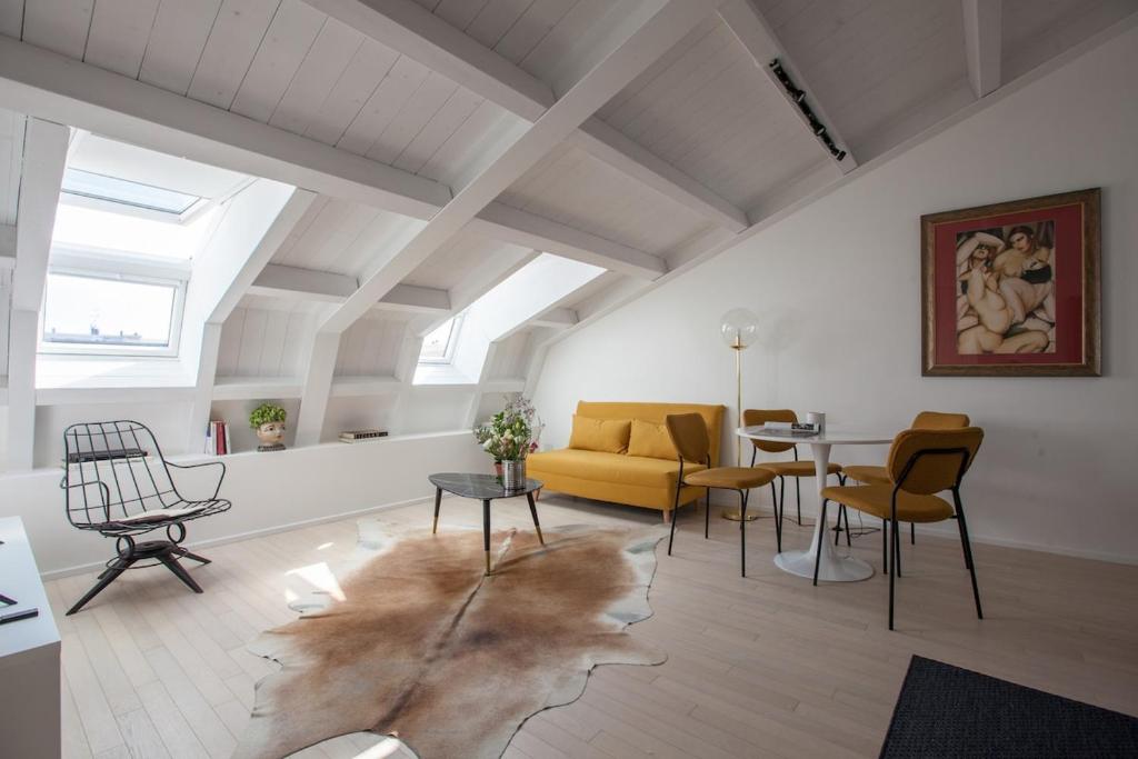 Newly renovated bright penthouse