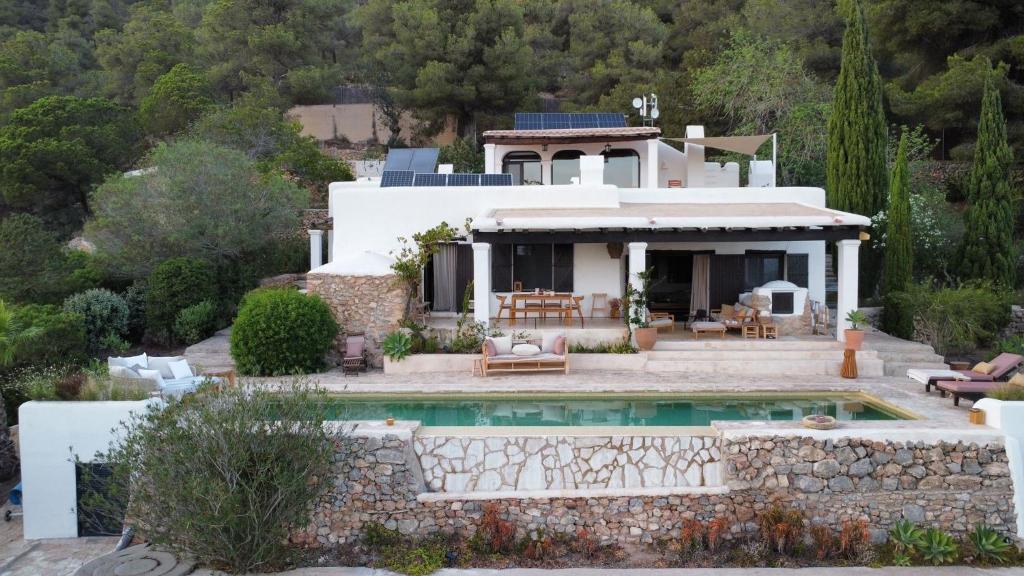 een huis met een zwembad ervoor bij Finca del Cielo in San Jose
