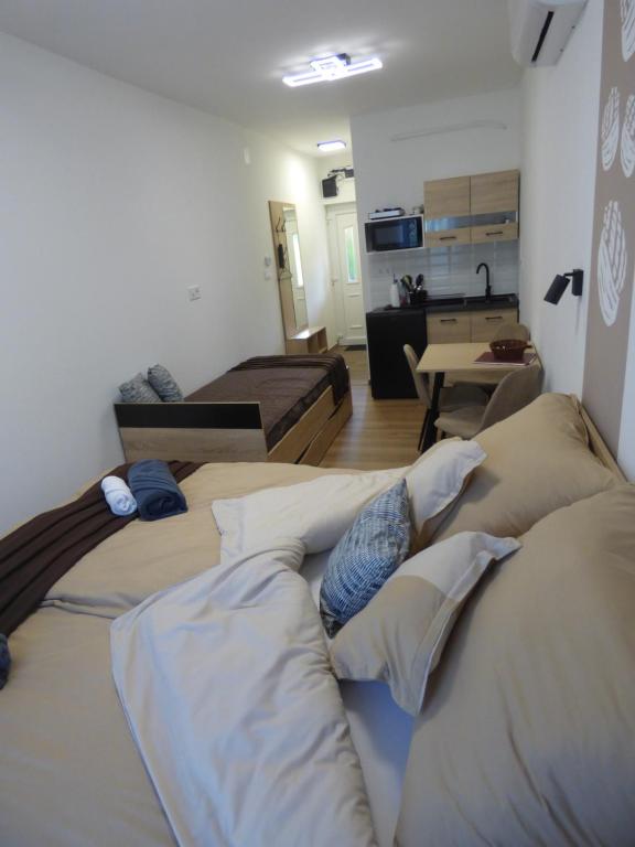 un soggiorno con divano e cuscini sopra di Pogácsás II Apartman Tokaj a Tokaj