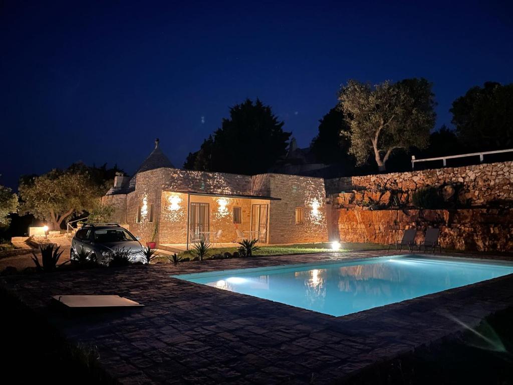 een villa met zwembad 's nachts bij Trullo il Querciolo in Ostuni