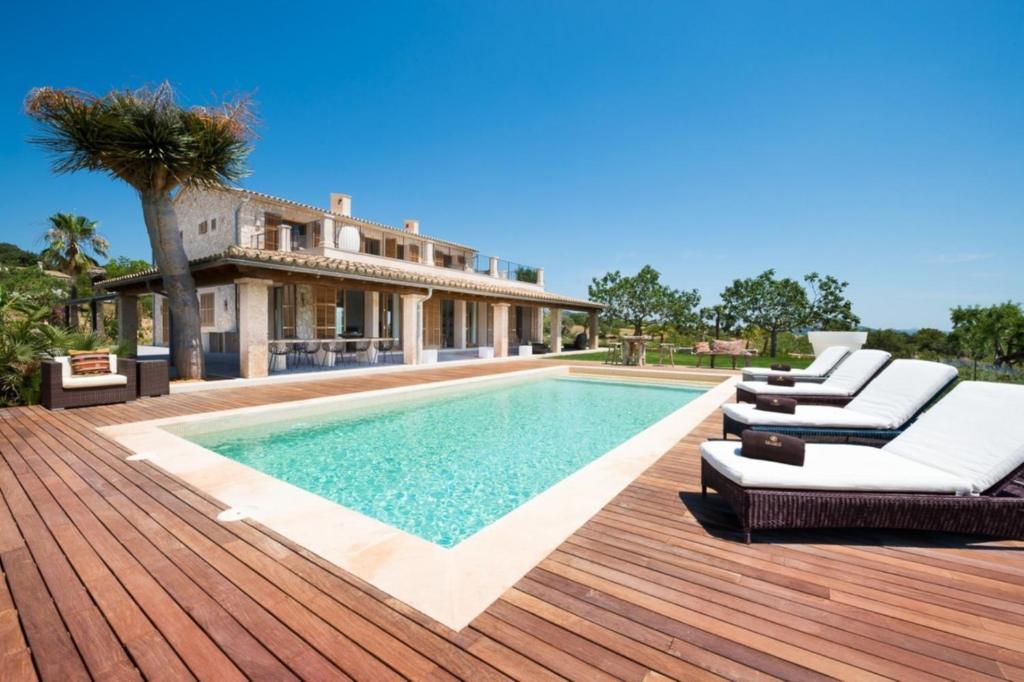 Πισίνα στο ή κοντά στο Unwind in Style: 5 Bedroom Villa in Selva, 1454