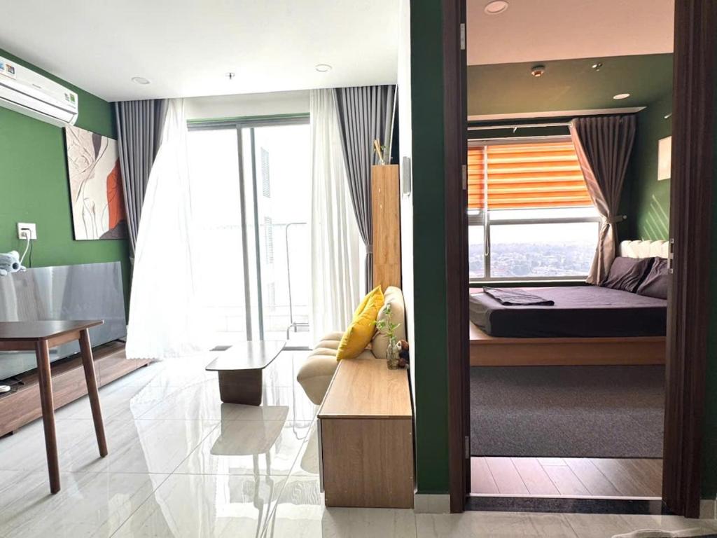 Postel nebo postele na pokoji v ubytování Koala 1BR Apartment w Pool,Gym near Becamex Tower