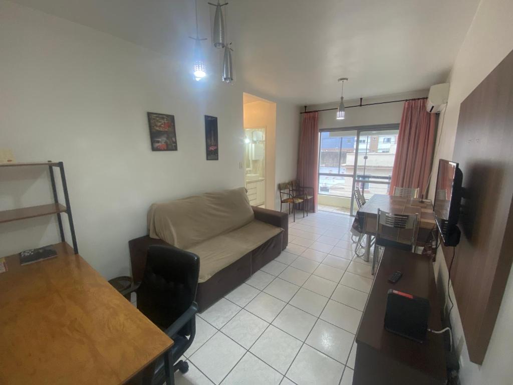 a living room with a couch and a table at Apartamento Buenos Aires, próximo hospital Caridade in Santa Maria