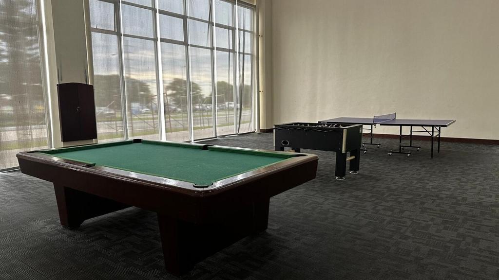 Zimmer mit Billardtisch und Klavier in der Unterkunft Cozeo Nest Tagaytay- SMDC Wind Residences in Kaybagal