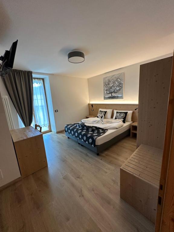 a bedroom with a bed in a room at LE 4 STAGIONI in Cavedago